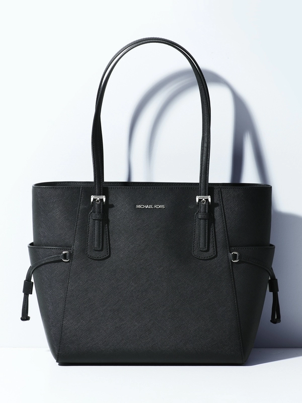 マイケルコース バッグ VOYAGER EW TOTE トートバッグ ブラック 機能性と上品さを兼ね備えた「VOYAGER」トートのスタイリング