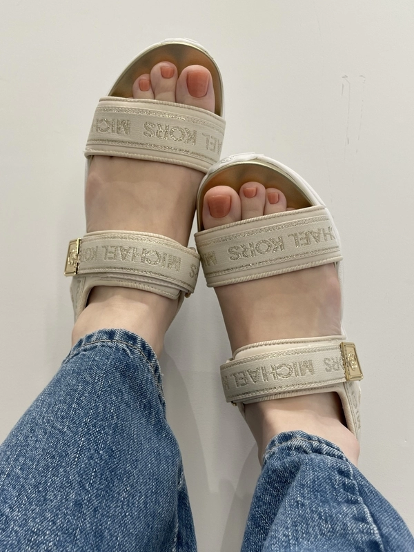 Michael Kors ★ ロープディテール ミッドヒールサンダル 大人気 KATRINA ハイブリッド スライドサンダルのスタイリング