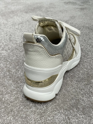 KATRINA メタリック リザード エンボス スニーカー のスタイリング