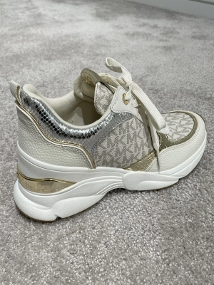 KATRINA メタリック リザード エンボス スニーカー のスタイリング