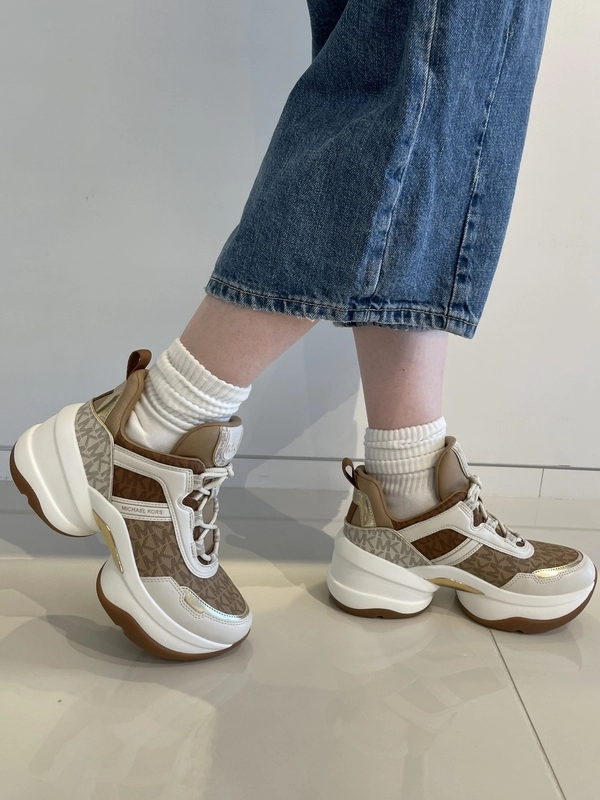 【MICHAEL KORS】ラインストーン Toni 厚底 ウェッジ スニーカー OLYMPIA ウェッジ スニーカーのスタイリング | スナップ詳細