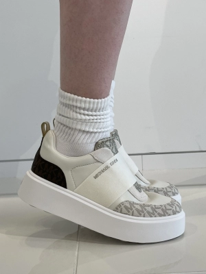 【Michael Kors】ロミー フローラル プラットフォームスニーカー ROMEY スリッポン プラットフォーム スニーカーのスタイリング