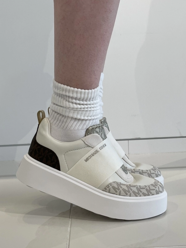 Michael Kors☆ 本革レザー・厚底プラットフォーム・スリッポン ROMEY スリッポン プラットフォーム スニーカーのスタイリング