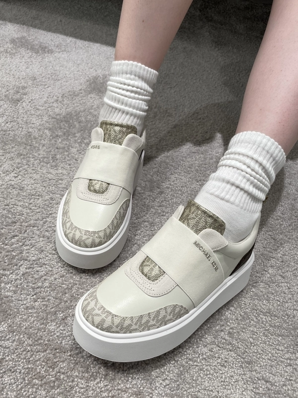 【Michael Kors】ロミー フローラル プラットフォームスニーカー ROMEY スリッポン プラットフォーム スニーカーのスタイリング