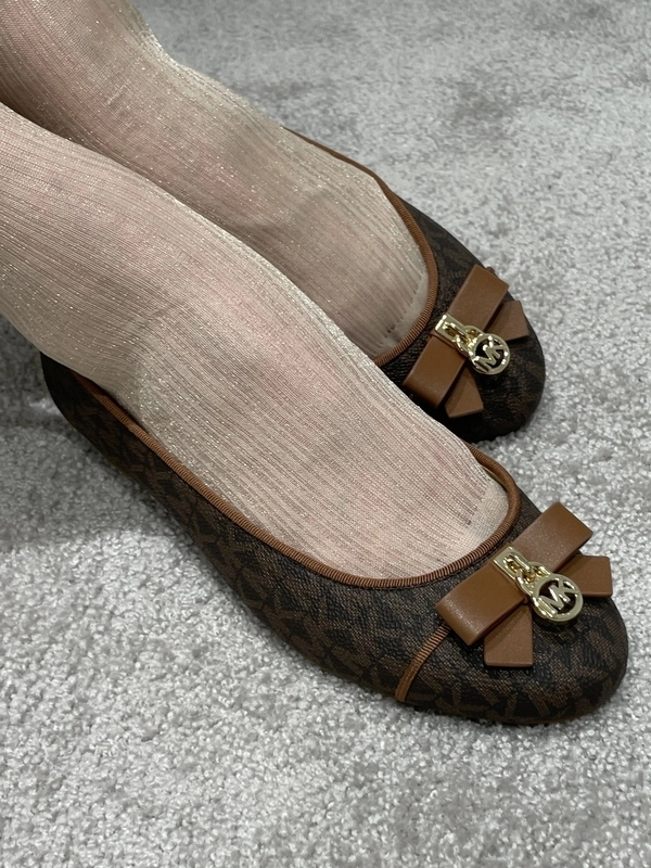 MICHAEL KORS バレエシューズ 超美品 試し履きのみ 26cm HONEY バレエシューズ - MKシグネチャーのスタイリング