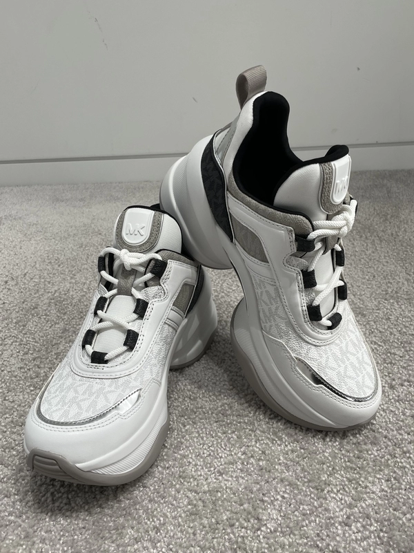 OLYMPIA ウェッジ スニーカーのスタイリング | スナップ詳細