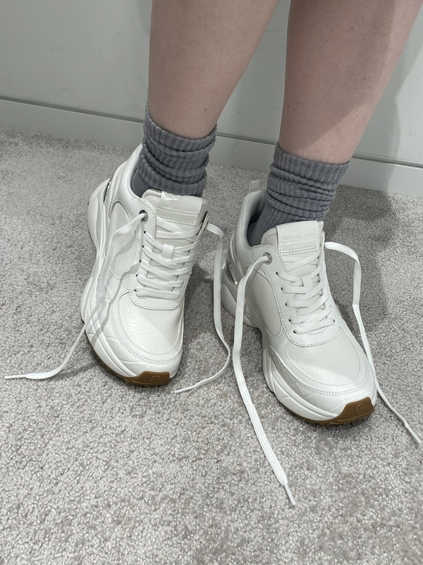 KATRINA ミックスミディア スニーカーのスタイリング | スナップ詳細