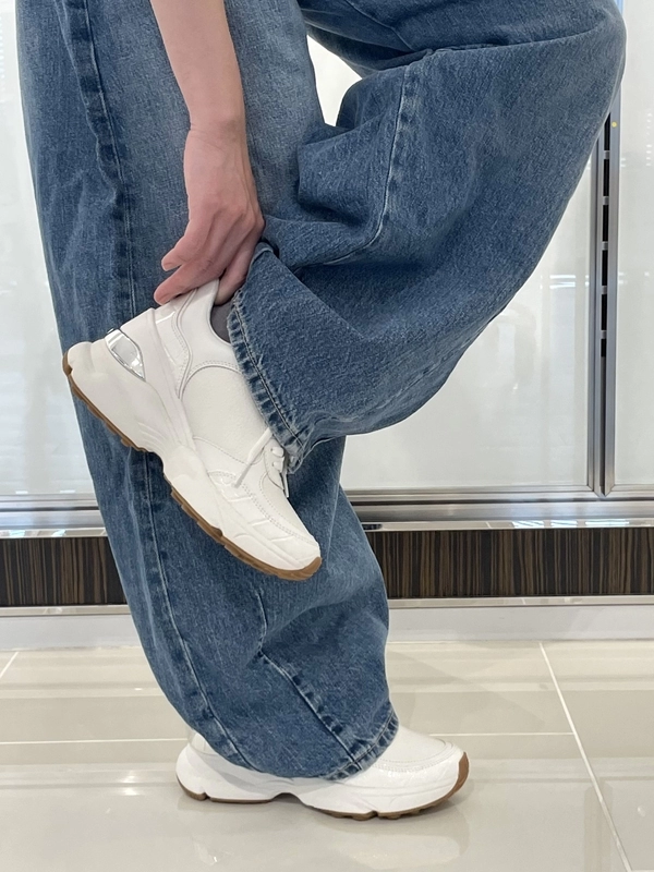 KATRINA ミックスミディア スニーカーのスタイリング | スナップ詳細