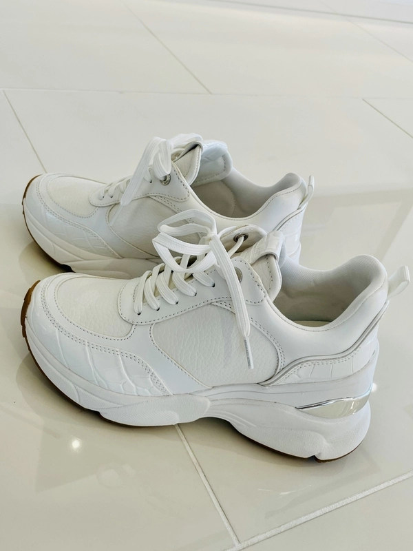 KATRINA ミックスミディア スニーカーのスタイリング | スナップ詳細