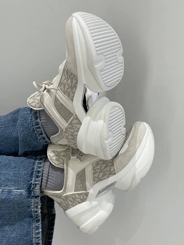 OLYMPIA ウェッジ スニーカーのスタイリング | スナップ詳細