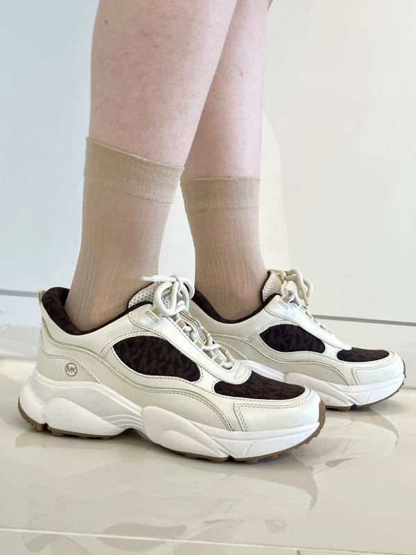 MICHAEL KORS KATRINA ホワイト スニーカー 厚底 KATRINA スニーカーのスタイリング | スナップ詳細