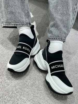 MICHELKORSOLYMPIA メタリックスキューバ スリッポン スニーカー OLYMPIA スキューバ スリッポン スニーカーのスタイリング