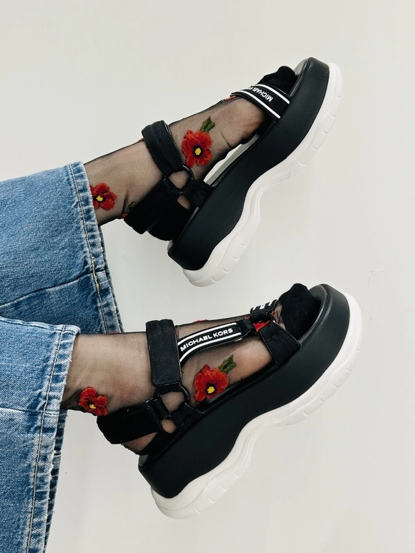 【Michael Kors】KATRINA ナイロン スポーツ サンダル KATRINA ナイロン スポーツ サンダルのスタイリング | スナップ詳細