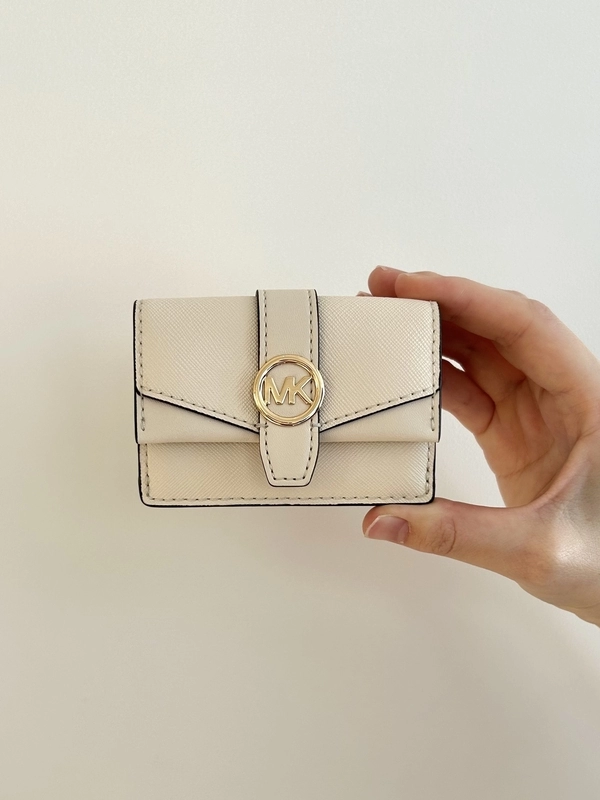 【MICHAEL KORS】GREENWICH フラップ トライフォールド XS GREENWICH XS FLAP TRIFOLDのスタイリング | スナップ詳細
