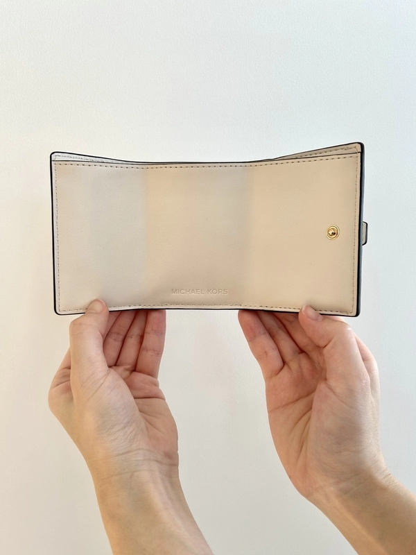 【MICHAEL KORS】GREENWICH フラップ トライフォールド XS GREENWICH XS FLAP TRIFOLDのスタイリング | スナップ詳細