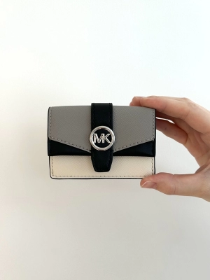 【MICHAEL KORS】GREENWICH フラップ トライフォールド XS GREENWICH XS FLAP TRIFOLDのスタイリング | スナップ詳細