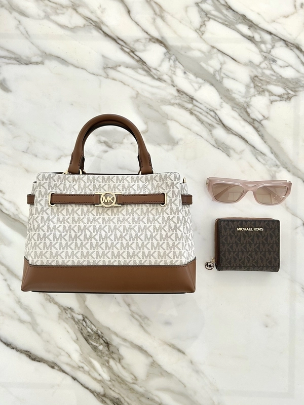 多機能をスマートに。実用性に優れた【日本限定】クロスボディの