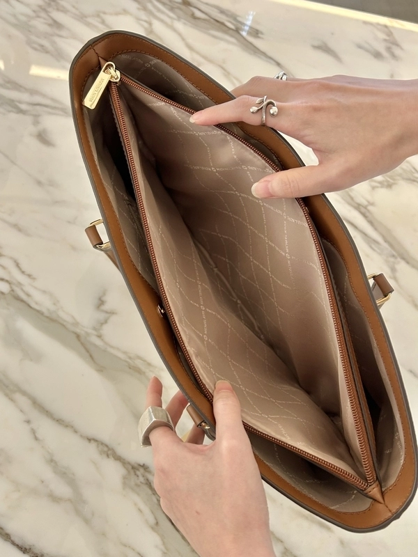 SHEILA ミッドファスナー トート ラージのスタイリング | スナップ詳細