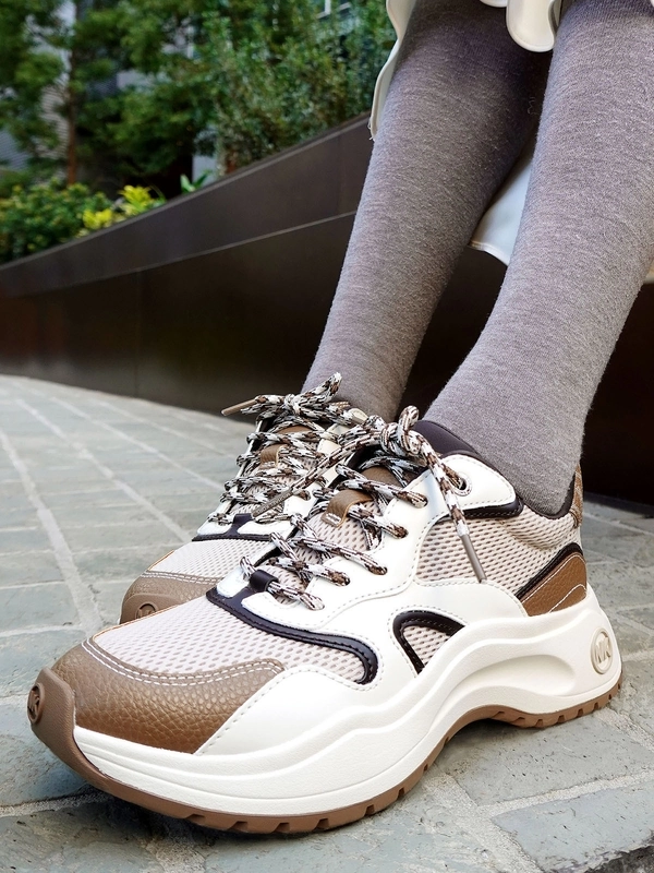 LEVIE スニーカーのスタイリング | スナップ詳細