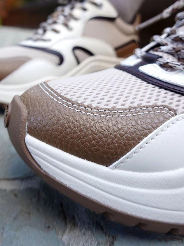 LEVIE スニーカーのスタイリング | スナップ詳細