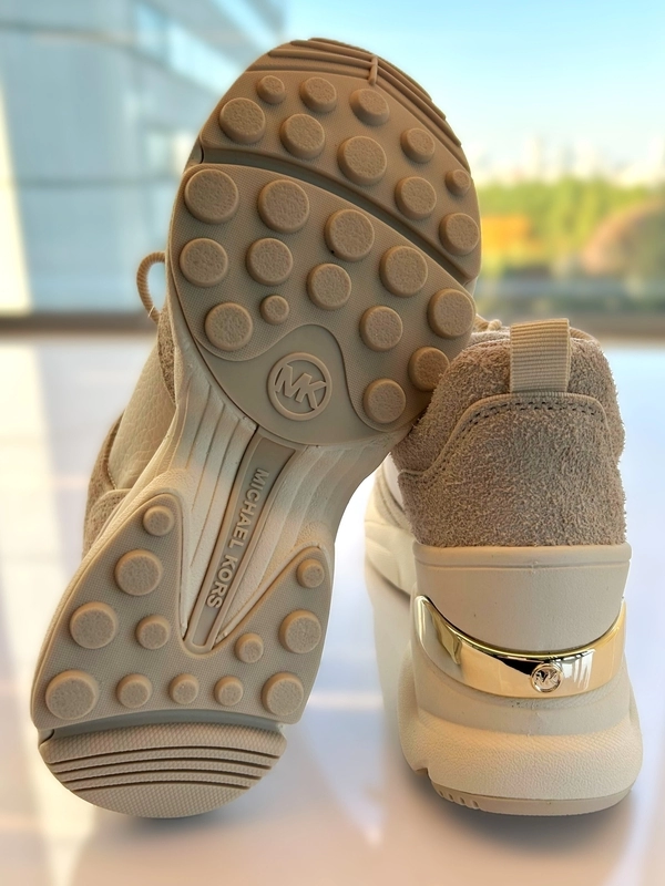 【新品】マイケルコース MKベージュ　ゴールド　合わせやすいスニーカー 23.5 マイケルコースキッズ MICHAEL KORS KIDS スニーカー マイケル・コース